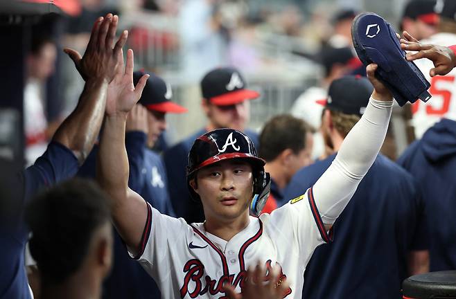 ATLANTA, GEORGIA - SEPTEMBER 22: Ha-Seong Kim #9 of the Atlanta Braves reacts after scoring on a RBI double by Michael Harris II #23 in the second inning against the Washington Nationals at Truist Park on September 22, 2025 in Atlanta, Georgia.   Kevin C. Cox/Getty Images/AFP (Photo by Kevin C. Cox / GETTY IMAGES NORTH AMERICA / Getty Images via AFP)        &lt;저작권자(c) 연합뉴스, 무단 전재-재배포, AI 학습 및 활용 금지&gt;
