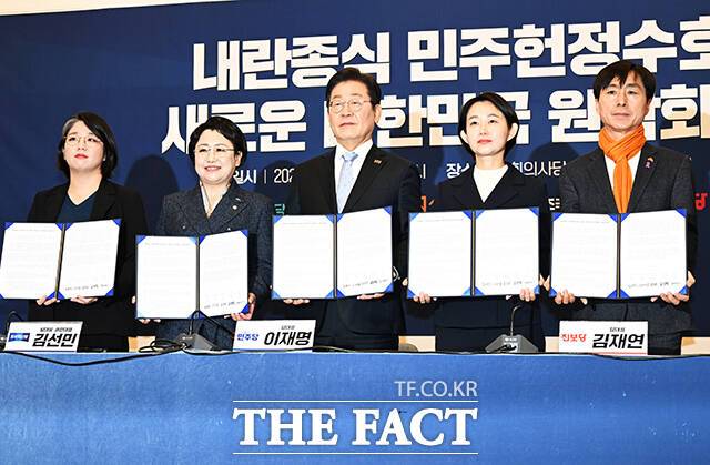 민주당 내 지구당 부활 논의가 확산되는 것을 두고 4당 내부에서는 강한 반발이 나온다. 결선투표제·교섭단체 기준 완화 등 대선 직전 양측이 함께 합의했던 정치개혁 의제는 진전이 없는데, 민주당이 지구당 설치 문제를 언급하는 것은 "합의 정신에 어긋난다"는 것이다. 사진은 공동선언문 들고 기념사진 촬영하는 용혜인 기본소득당 대표와 김선민 조국혁신당 당대표 권한대행, 이재명 당시 더불어민주당 대표, 김재연 진보당 대표, 한창민 사회민주당 대표(왼쪽부터). /배정한 기자