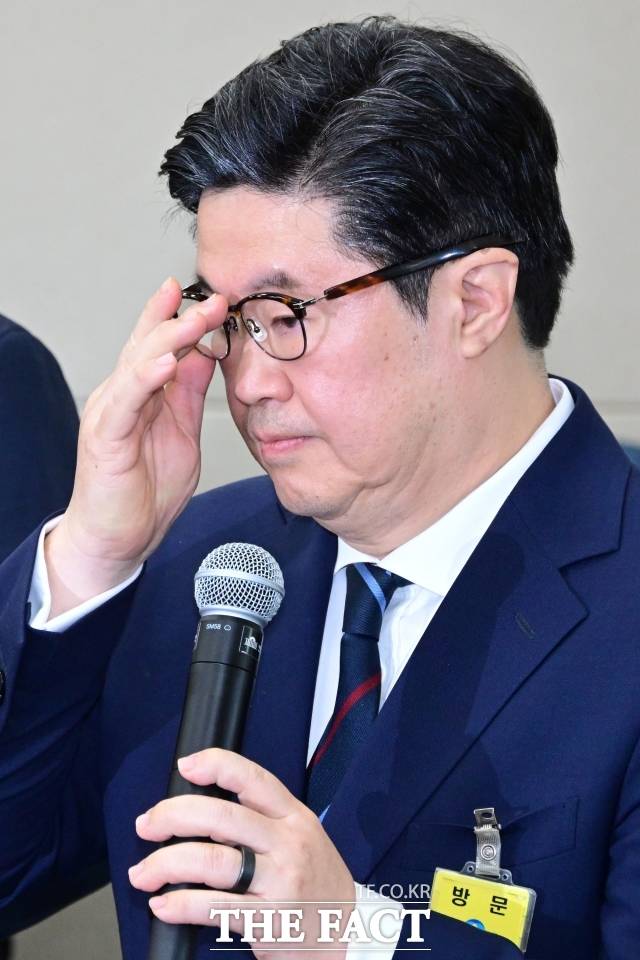 김병주 MBK 파트너스 회장이 지난 10월 서울 여의도 국회 정무위원회에서 열린 공정거래위원회 국정감사에 출석해 발언을 하고 있다. /남윤호 기자