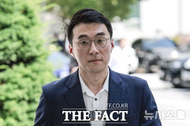 '인사청탁' 논란을 빚은 김남국 대통령실 디지털소통비서관이 결국 자리에서 물러났다. 김남국 대통령실 국민디지털소통비서관이 8월 21일 서울 양천구 서울남부지방법원에서 열린 항소심 선고기일에 출석하고 있다. /뉴시스