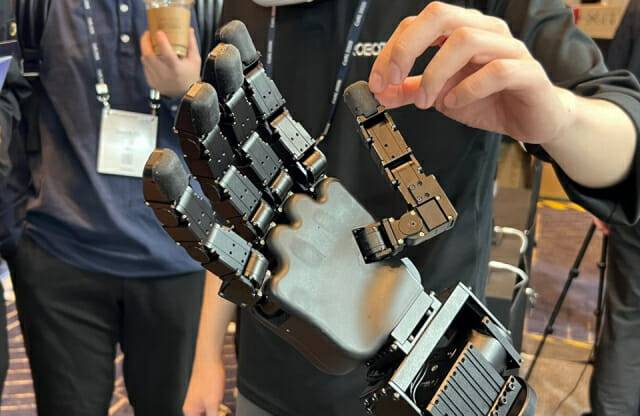 로보티즈 AI 워커가 로봇 손 'HX5-D20'을 장착한 모습 (사진=지디넷코리아 신영빈 기자)