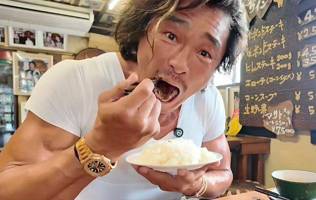 추성훈이 도쿄 메구로구의 한 스테이크 가게에서 먹방을 하고 있다. 유튜브 채널 ‘추성훈’