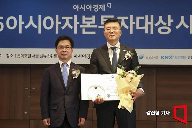 미래에셋자산운용이 4일 서울 중구 롯데호텔에서 열린 ‘2025 아시아자본투자대상’에서 금융위원회 위원장상을 수상하고 있다. 2025.12.4 강진형 기자