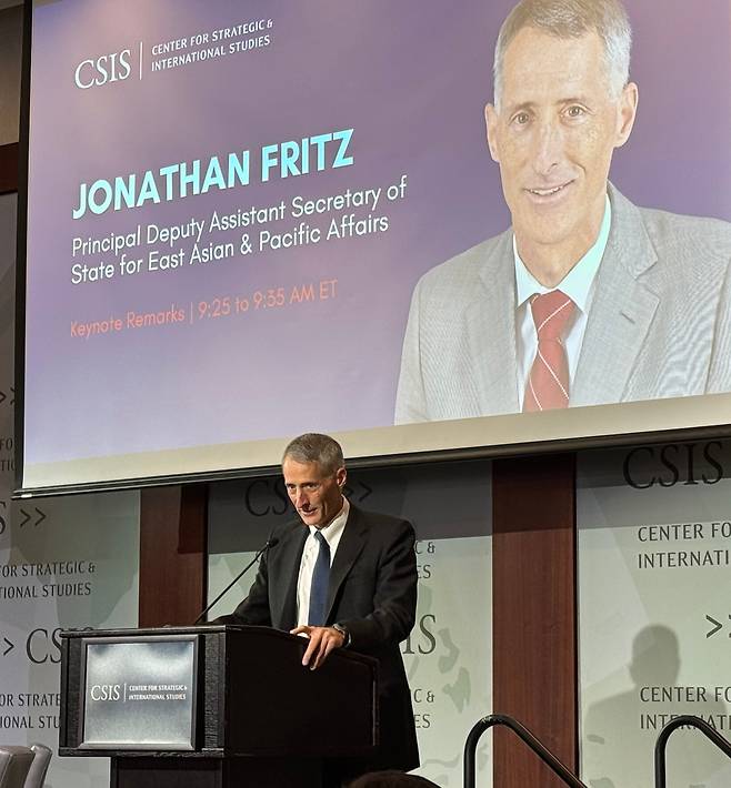 조너선 프리츠 미 국무부 동아태 선임 부차관보가 3일 한국국제교류재단(KF)과 전략국제문제연구소(CSIS)가 주최한 제10차 'KF-CSIS 한미전략포럼'에 참석해 기조 연설을 하고 있다. /워싱턴=김은중 특파원
