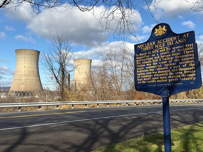 지난 1일 미국 펜실베이니아주 스리마일섬 원전 근처 강변에 1979년 이곳에서 방사능 누출 사고가 있었다는 사실을 알리는 안내판이 서 있다. /박국희 특파원