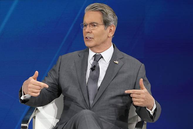 스콧 베선트 미국 재무장관이 3일 뉴욕타임스(NYT)가 주최한 '딜 북 서밋' 행사에 참석해 발언을 하고 있다. /AFP 연합뉴스