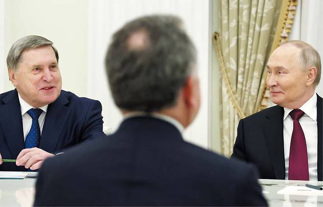 AP 연합뉴스美 특사 너머 웃고 있는 푸틴과 보좌관  지난 2일 러시아·우크라이나 전쟁 종전 협상을 위해 러시아 모스크바의 크렘린궁을 방문한 스티브 윗코프 미국 특사(뒷모습)을 만나고 있는 블라디미르 푸틴 러시아 대통령(오른쪽)과 유리 우샤코프 크렘린궁 외교정책 보좌관.