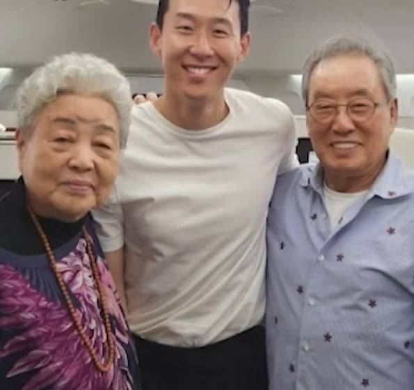 배우 강부자(왼쪽)가 축구선수 손흥민, 남편이자 배우 이묵원과 함께 찍은 사진. /KBS2 '배달왔수다'