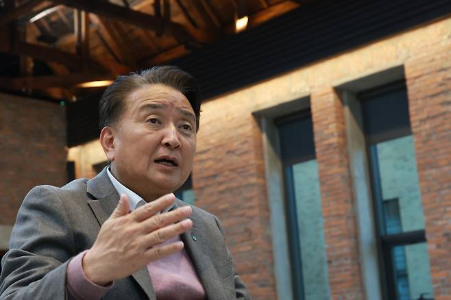 김영환 충북지사가 4일 충북도청 대회의실에서 조선비즈와 인터뷰를 하고 있다. /충북도 제공
