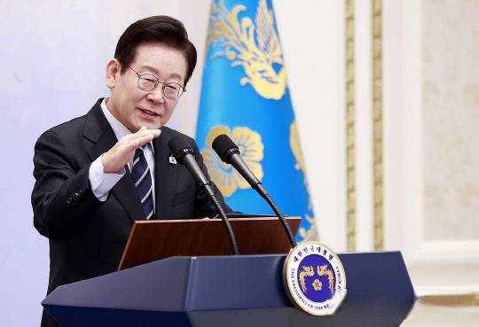 이재명 대통령이 4일 청와대 영빈관에서 열린 산업 역군 초청 오찬 행사에서 발언하고 있다. 연합뉴스