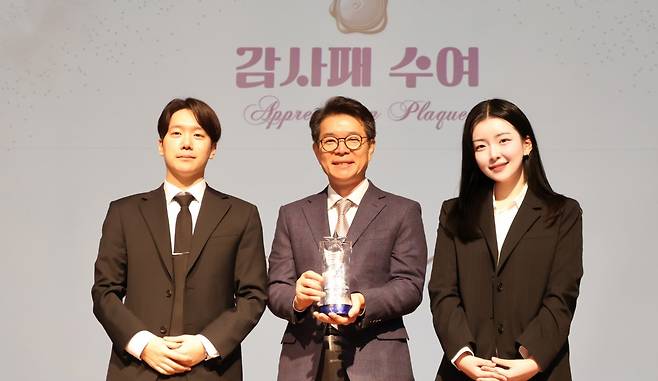 2025학년도 서울샛별학교 졸업식 현장의 윤훈탁 대표(왼쪽), 조수현 대표(오른쪽). 서울샛별학교 제공.