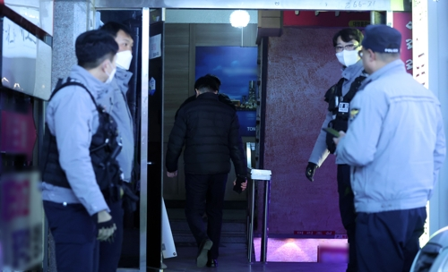 3일 경남 창원시 마산회원구 합성동 한 모텔 앞에서 경찰이 현장을 통제하고 있다. 이날 오후 해당 모텔에서 흉기 사건이 발생해 2명이 심정지 상태로 발견되고, 2명이 중상을 입었다.  [연합뉴스]