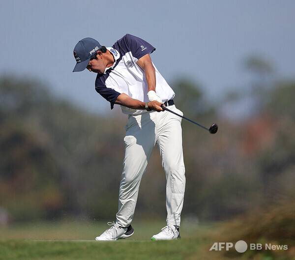 사진은 일본프로골프투어(JGTO) 지난해 최종전에서 2024년 상금왕을 차지한 가나야 타쿠미(일본)가 골프스윙하는 모습이다. 올해는 가네코 코타(일본), 세미가와 다이가(일본), 오이와 류이치(일본)가 2025시즌 마지막 대회 '골프 일본 시리즈 JT컵'에서 상금왕에 도전한다. 사진제공=ⓒAFPBBNews = News1 (사진을 무단으로 사용하지 마십시오.)