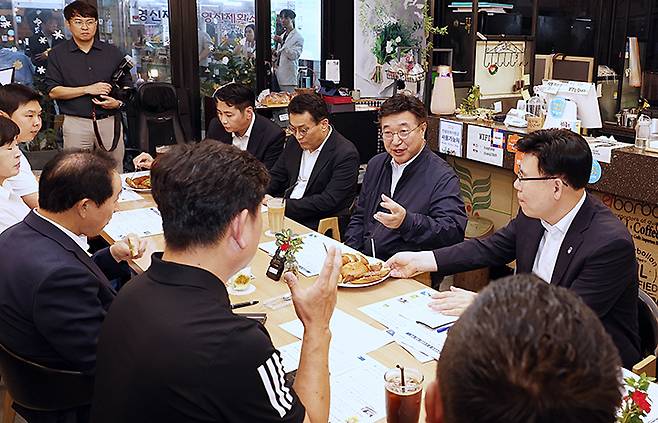 윤호중 행정안전부 장관이 충북 진천군 소재 전통카페에서 민생회복 소비쿠폰에 따른 매출 변화 등 의견을 청취하는 지역 상인 간담회를 하고 있다. 2025.8.11 (ⓒ뉴스1, 무단 전재-재배포 금지)