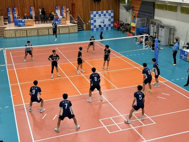 방교중과 능실중 선수들이 지난달 15일 수원 파장초에서 배구 디비전리그(V3) 경기 수원리그 남자 중등부 결승전을 하고 있다. 손현수 기자