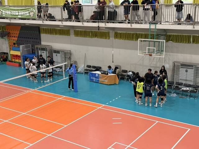 능실중과 은혜중 코치들이 지난달 15일 수원 파장초에서 배구 디비전리그(V3) 경기 수원리그 여자 중등부 결승전 중 선수들에게 작전 지시를 하고 있다. 손현수 기자