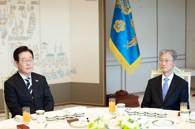 이재명 대통령이 3일 용산 대통령실에서 열린 5부 요인 초청 오찬 간담회에서 조희대 대법원장과 참석자 발언을 듣고 있다. 연합뉴스