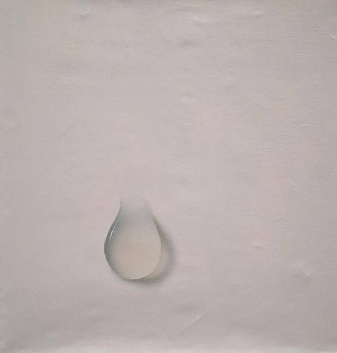 1971년 작가가 캔버스에 아크릴 물감으로 그린 ‘물방울’. 습작 성격으로 그린 가로 세로 50㎝ 정도의 소품이다. 같은 해 노란색 바탕에 실제 실을 붙여 실험적으로 작업한 비슷한 크기의 다른 물방울 소품도 짝처럼 남아 있다. 국립현대미술관이 이번 전시를 준비하면서 작가가 공식적으로 내보이지 않았던 두 소품을 유족들의 협조로 발굴했다. 노형석 기자