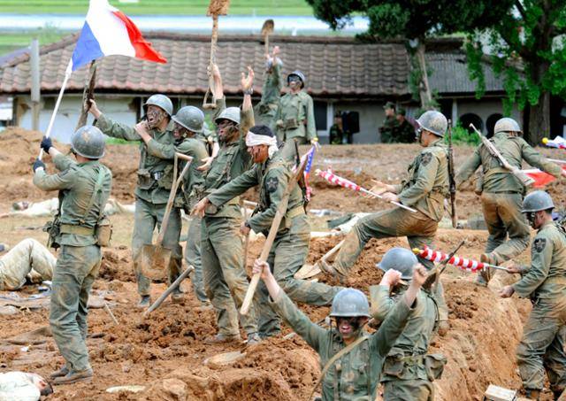 육군 제7기동군단 장병들이 2010년 5월 26일 경기 양평군 지평리에서 한국전쟁 당시 지평리 전투를 재연하고 있다. 한국일보 자료사진