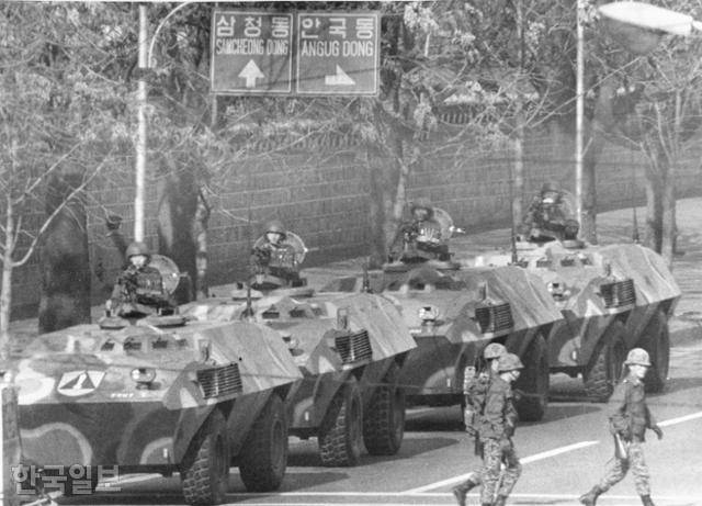 내란에 성공한 전두환의 신군부 세력은 도심에 중화기를 배치한다. 1979년 12월 13일 새벽, 중앙청(현 서울시청 자리) 주변에 장갑차가 서 있다. 한국일보 자료 사진
