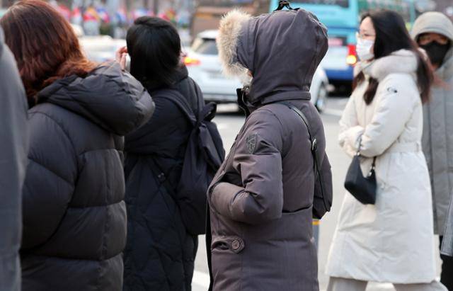 서울의 아침 기온이 영하 8도까지 떨어진 3일 오전 서울 종로구 광화문 네거리에서 두꺼운 옷을 입은 시민들이 발걸음을 재촉하고 있다. 뉴시스