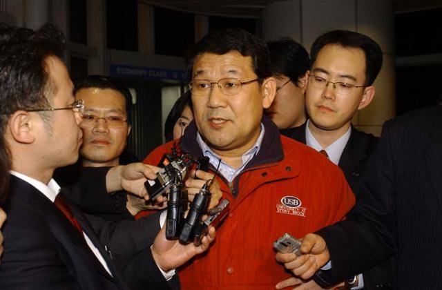 윤현수 한양대 교수가 2005년 12월 20일 기자들에게 답하고 있다. 그는 한양대 부임 전 미즈메디연구소 소장으로 박종혁, 김선종 연구원을 지도했다. 한국일보 자료사진