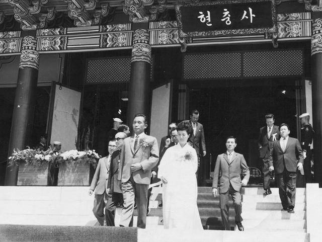 박정희 대통령과 육영수 여사가 충남 아산시 현충사에서 열린 이충무공탄신기념제전에서 헌화와 분향을 마치고 이동하고 있다. 박정희는 학창시절 동아일보에 연재된 소설 '이순신'을 읽으며 민족의식을 키웠다. 한국일보 자료사진