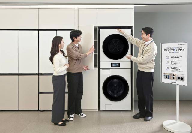 삼성전자 모델이 새롭게 구매하거나 보유한 가전에 맞춰 기존 가구장 철거부터 시공, 제품 설치까지 한 번에 제공하는 '삼성 인테리어핏 설치서비스'를 체험하고 있다. 삼성전자 제공