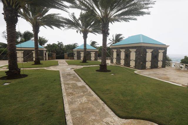 미국 하원 감독위원회 소속 민주당 의원들이 3일 공개한 성범죄자 제프리 엡스타인이 소유했던 카리브해 미국령 버진아일랜드의 리틀 세인트 제임스섬의 저택 사진. AP 연합뉴스