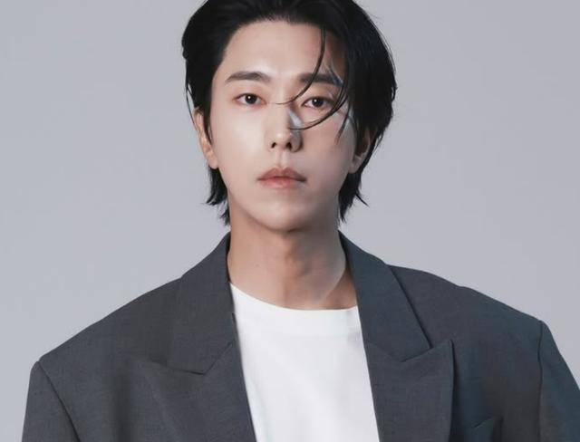 배우 윤현민이 사우나에서 호흡곤란을 겪던 시민을 발견해 119 신고를 도왔다는 미담이 알려졌다. 윤현민 SNS