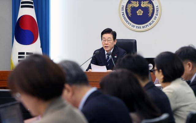 이재명 대통령이 4일 서울 용산 대통령실에서 열린 수석보좌관회의에서 모두발언을 하고 있다. 왕태석 선임기자