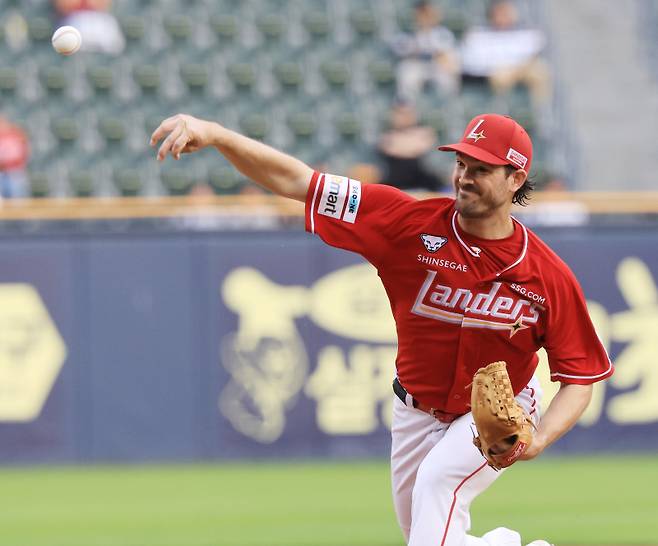 <yonhap photo-5247="">21일 서울 잠실야구장에서 열린 프로야구 SSG와 두산의 경기에서 SSG의 선발투수 앤더슨이 역투하고 있다. 2025.5.21 [연합뉴스]</yonhap>