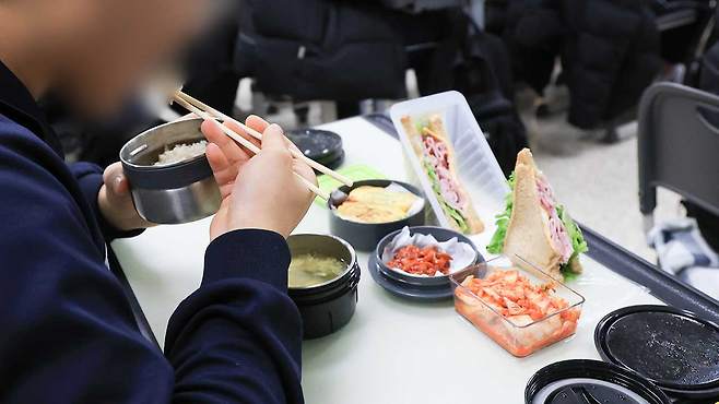준비한 도시락 먹는 학생 [자료사진]