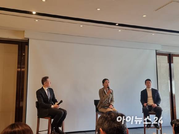 왼쪽부터 김경훈 오픈AI코리아 총괄 대표, 서아란 GS건설 DX/CX 혁신부문장(상무), 정영훈 LG유플러스 기업AI사업 담당(상무)이 기업 사례 파이어사이드 챗에서 발언하고 있다. [사진=윤소진 기자]