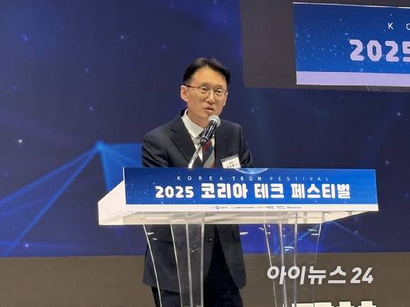 윤성환 삼성전자 상무가 4일 서울 강남구 코엑스에서 열린 '2025년 산업부-삼성전자 기술나눔 행사'에서 인사말을 하고 있다.  [사진=권서아 기자]