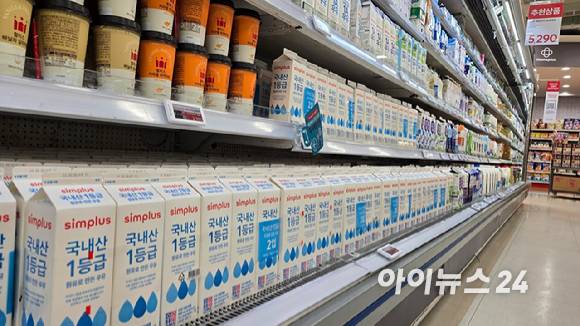 22일 서울의 한 홈플러스 우유 코너에 자체 브랜드(PB) '심플러스' 상품이 진열돼있다. 해당 매대는 절반 가량이 PB 상품으로 채워져있다. [사진=아이뉴스24 DB]