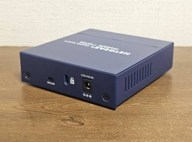 넷기어 GS105v5 제품 측후면 / 출처=IT동아