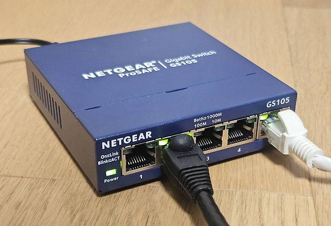 각 포트의 LED 표시를 통해 현재 전송 모드를 확인 가능하다 / 출처=IT동아