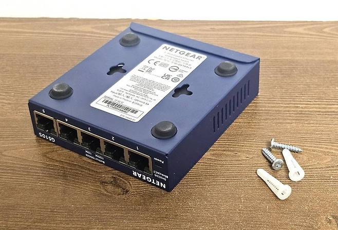 제품 바닥의 거치 홀과 동봉된 설치 가이드를 통해 벽걸이 설치도 가능하다 / 출처=IT동아