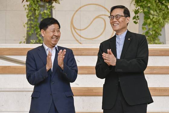 지난 8월 구윤철 경제부총리(왼쪽)와 이창용 한국은행 총재가 한국은행에서 만난 모습. [뉴스1]