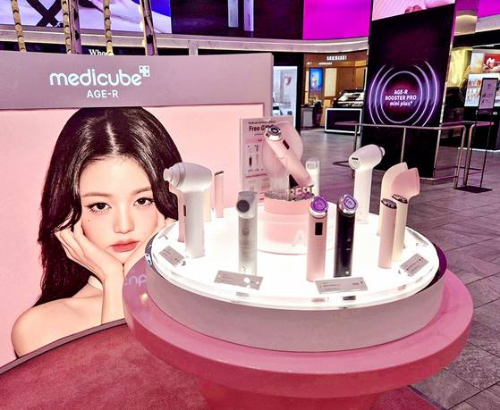 메디큐브의 뷰티 디바이스는 MZ세대와 외국인 관광객 사이에서 면세점 인기 아이템으로 뜨고 있다. 사진 신세계면세점