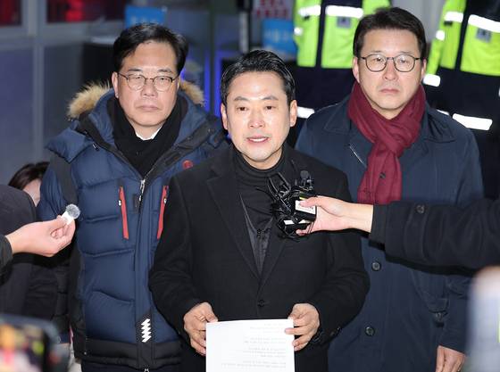 장동혁 국민의힘 대표(가운데)가 3일 경기도 의왕 서울구치소 앞에서 구속 영장이 기각된 추경호 의원을 마중한 뒤 취재진에 발언하고 있다. 뉴시스