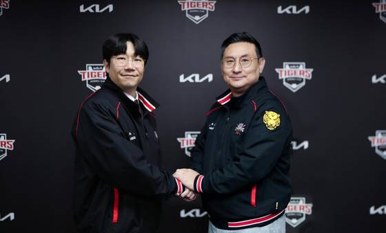 4일 2+1년 최대 45억원에 계약한 양현종(왼쪽)과 심재학 KIA 단장. 연합뉴스