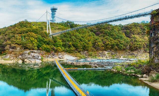 ▲ 철원군 횃불전망대 아래로 은하수교와 최근 개방한 한탄강 물윗길이 이어지고 있다.