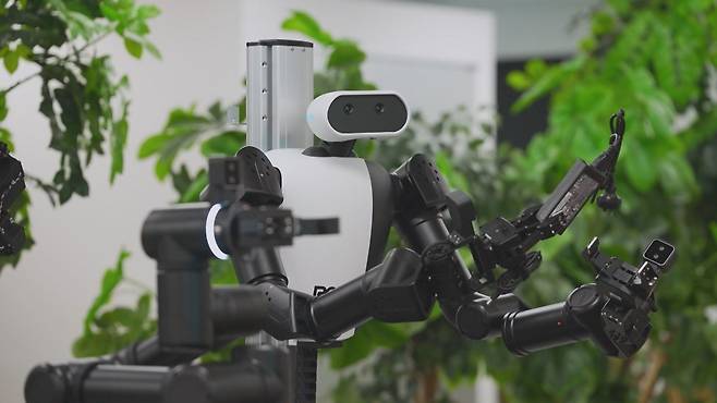 한국 기업의 인공지능(AI) 세미 휴머노이드 로봇.