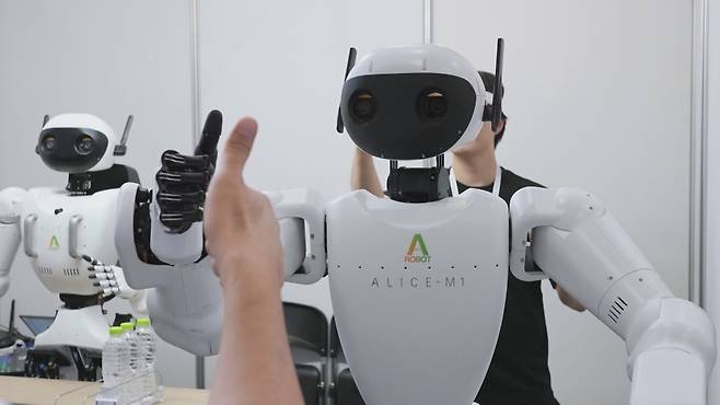 한국 기업에서 개발 중인 휴머노이드 로봇.