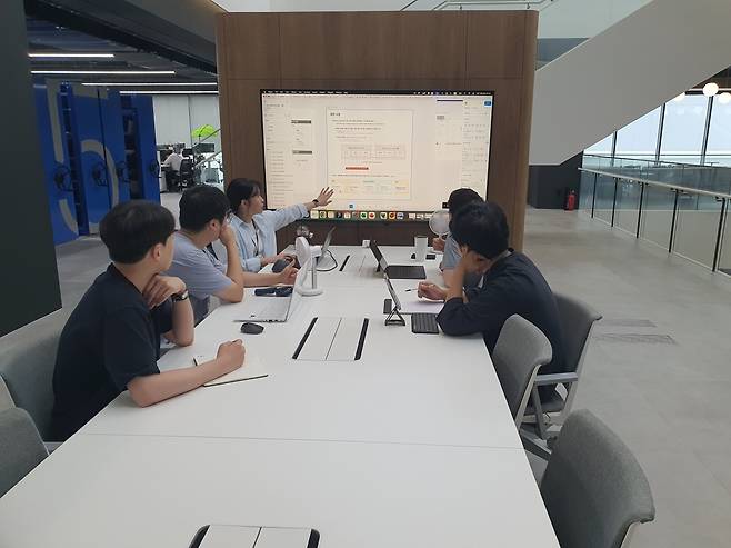 통합기술연구팀 직원들이 회의를 하고 있다. 윤현주 기자