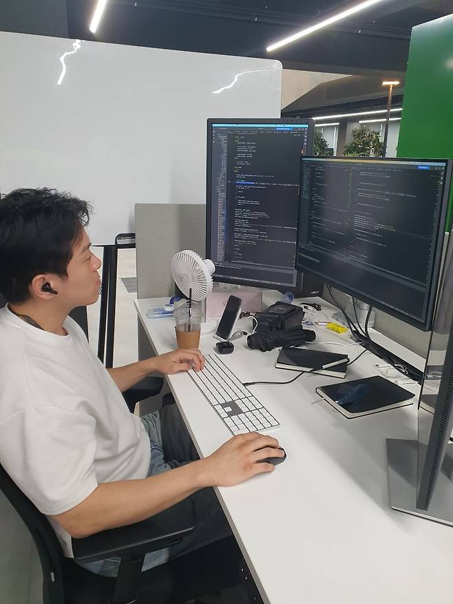 황남익 사원이 프로그램을 개발 중이다. 윤현주 기자