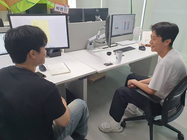 박현진 사원(왼쪽)과 유정오 과장이 업무 회의를 하고 있다. 윤현주 기자