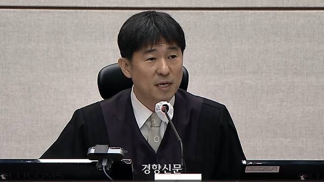 지귀연 부장판사가 지난 10월 13일 서울 서초구 서울중앙지법에서 열린 윤석열 전 대통령의 내란 우두머리 재판의 중계 이유를 밝히고 있다. 서울중앙지법 제공